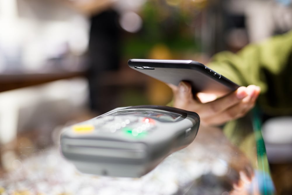 customer making payment with smartphone and pos system, how to choose a pos system